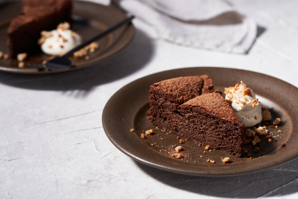 Nigella's Sunken Chocolate Amaretto Cake recipe | HotCooking
