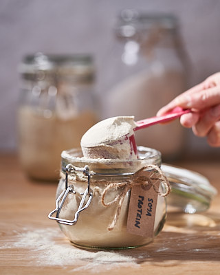 Measuring protein powder with a quarter cup measure